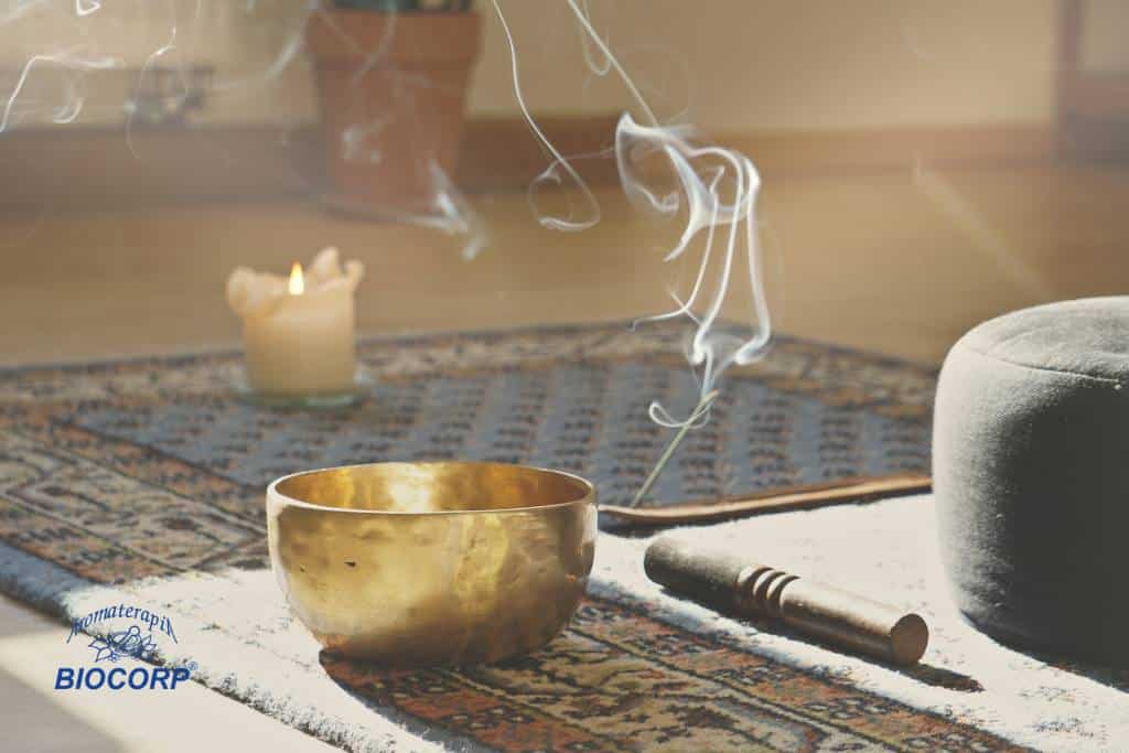 Crea tu espacio sagrado: luz, aroma y silencio