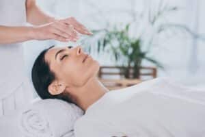 Reiki y bienestar natural: cómo potenciar sus beneficios con productos Biocorp
