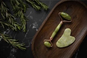 Yoga facial con aceites esenciales: cómo tonificar y nutrir tu rostro de manera consciente