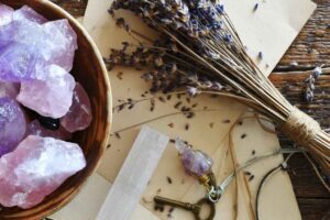 Cómo limpiar y energizar tus cristales con aceites esenciales: Guía profesional de armonización