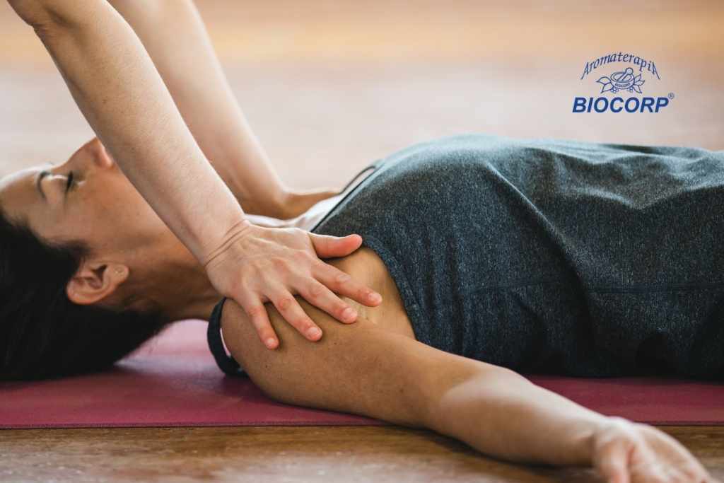 Cómo el uso de aceites esenciales y difusores para Savasana profundo mejora la retención de alumnos en tu centro