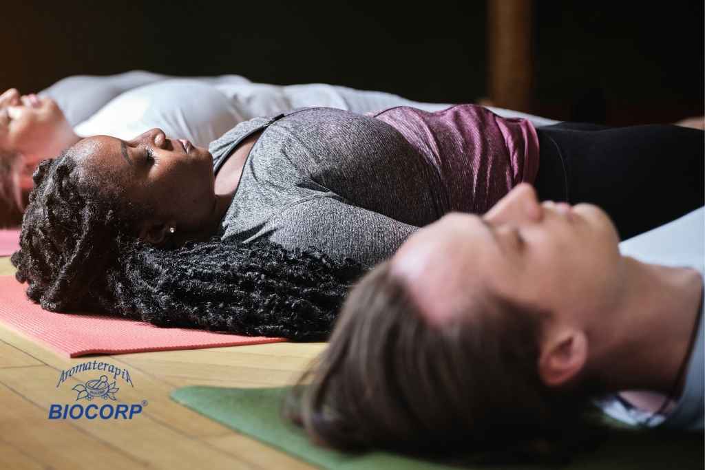 Por qué el Savasana es el momento clave para usar aceites esenciales y difusores para Savasana profundo