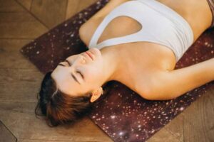 Savasana Profundo: Cómo los difusores de aroma transforman la relajación final en tu estudio de Yoga