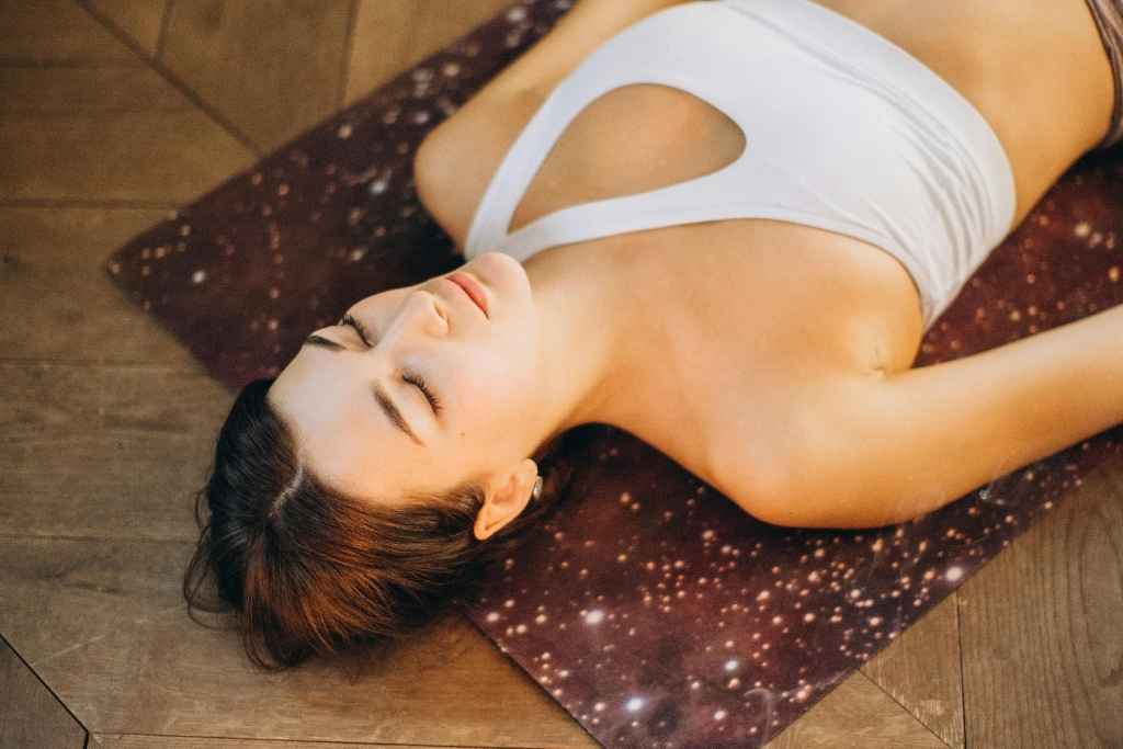 Savasana Profundo: Cómo los difusores de aroma transforman la relajación final en tu estudio de Yoga