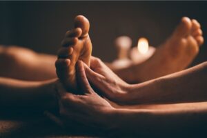Reflexología con aceites esenciales: cómo crear protocolos de relajación y bienestar