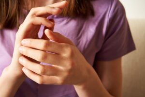 ¿Qué es el tapping y cómo se relaciona con la aromaterapia